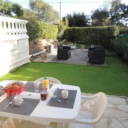 F2 Rez-de-jardin Apartment *